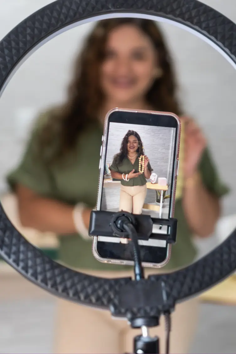 Fotografía de producto tomada con celular mostrando una hamburguesa gourmet envuelta en papel, ejemplo del tipo de contenido que se aprende a crear en el taller.